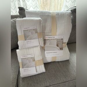 Liz Claiborne Camille collection bedding in bright white- quilt and 2 shams